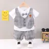Conjunto de Roupa de Verão da Moda para Meninos Pequenos, Novo Conjunto Casual de Verão com Gravata Borboleta Xadrez, Gola Redonda Fina, Manga Curta, Duas Peças