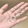 Conjunto dulce de cinco piezas de verano con collar de diseño único, piedra lunar, lujo ligero, cadena para la clavícula simple y versátil