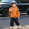 Jaqueta Infantil para Exterior 2026 Outono/Inverno Novo Estilo Unissex Infantil Acolchoada Espessa Forro de Fleece Jaqueta Três em Um