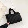 Bolsa de mão simples de cor sólida de grande capacidade bolsa de ombro acolchoada de algodão feminina 2023 primavera e verão a popular bolsa tote nova deste ano