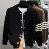 Suéter de punto a rayas de cuatro barras para hombre, suéter cárdigan de cuello redondo para pareja, estilo old money, otoño e invierno, venta al por mayor de fábrica transfronteriza