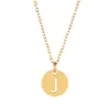 Venta caliente transfronteriza collar con letra de acero de titanio colgante redondo 26 mayúsculas en inglés collar de joyería pulida al por mayor