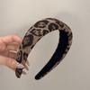 Faixa de cabelo de aba larga com nó contrastante de estampa de leopardo simples Coreia do Sul All-match Novo estilo All-match Tecido Faixa de cabeça Grampos de cabelo Acessórios para cabelo