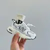 Tênis Respiráveis de Malha Infantil 2026 Novo Modelo de Outono Tênis Brancos com Fivela Rotativa para Meninas Tênis Leves 'Dad Shoes' para Meninos