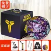 Bola de Basquete Kobe Bryant Tamanho Infantil 5, Bola de Basquete Tamanho 7 Masculino, Caixa de Presente Estrela com Letras Fluorescentes Autênticas, Mamba Antiderrapante para Exterior