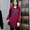 Nova Blusa de Moletom Casual Slimming com Fenda Média para Outono/Inverno 2025, Design Rejuvenescedor, Versátil com Letra, Cobre a Pele, para Mulheres
