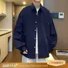 Camisa de manga comprida azul claro estilo coreano para homens e mulheres, adequada para primavera e outono, com um design de alta qualidade, casual, de modelagem solta, adequada para casais como camisa ou jaqueta