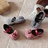 Sapatos de couro xadrez estilo pastoral para meninas, tema floresta, novos para primavera e outono 2026, sola macia, sapatinhos de laço de princesa