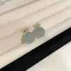 Brincos de Feijão em C Branco Creme Suaves e Elegantes Femininos Design Simples de Nicho Luxo Leve Brincos de Pino High-end