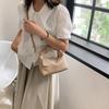 Bolsa de mão com listras verticais texturizadas 2023 novo design de nicho bolsa tiracolo carteiro estilo estrangeiro bolsa versátil atacado feminino
