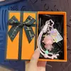 Llavero Colgante Creativo de Oveja con Corona de Dibujos Animados y Boca Fruncida Linda Decoración para Bolso Llavero de Coche Pequeño Regalo Venta al por Mayor
