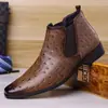 Botines elásticos estilo Chelsea para hombre con estampado de avestruz en relieve, transfronterizos, de fábrica, de vestir, tacón bajo, amplio stock en almacén, pedidos pequeños rápidos
