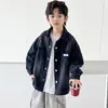 Chaqueta de mezclilla para niños, estilo nuevo 2026, colección de primavera y otoño, para niños mayores, con detalles desgastados y usados, un look streetwear genial y estiloso