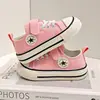 Novos Tênis de Lona Infantis Primavera 2026, Sola Macia, Antiderrapante, Fechamento em Velcro, Sapatos para Bebês Caminharem, Estilo Versátil da Moda para Meninos e Meninas