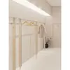 Estante de exhibición para tienda de ropa madera de mar acero inoxidable montado en la pared simple colgante lateral de piso estante de exhibición tienda de ropa de mujer estante de ropa