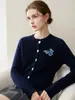 Cárdigan 100% cachemir puro estilo commuter para mujer, de manga larga, cuello redondo, bordado de arándano, chaqueta suéter de punto abotonada