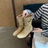 Botas Femininas Outono/Inverno 2026 Novo Estilo Coreano Retrô com Fivela de Cinto, Cano Curto, Salto Interno de 5cm, Botas de Moda Slim Fit