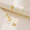 Nuevo y Moderno Conjunto de Joyería de Collar Doble Corazón Simple Europeo y Americano Estilo Lujo Ligero Conjunto de Cuatro Piezas Joyería Doble Corazón de Melocotón Nupcial
