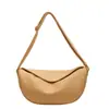 La bolsa popular de este año bolso bandolera de otoño 2023 nuevo vintage color sólido bolsa de albóndiga moda bolso de hombro bajo el brazo