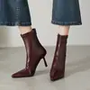 Botines Europeos de Estación Puntiagudos Elásticos Adelgazantes Invierno Nuevos Simples Marrones con Cremallera Trasera Modernos de Tacón Alto Fino para Tobillo Mujer