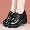 Otoño 2026 Versátiles de Suela Gruesa Punta Redonda Tacón de Cuña Nuevos Zapatos de Madre con Cordones Suela Suave Cómodos Ligeros Tacones Altos