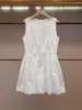 Shenzhen Nanyou Moda Femenina de Gama Alta Verano Nuevo Estilo Francés Chic Bordado Hueco Sin Mangas Vestido Camiseta para Mujer