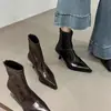 Botas de tornozelo de salto alto com bico fino para mulheres, novo estilo de nicho de inverno 2026, botas finas de salto agulha, botas curtas elegantes com toque de luxo