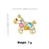 Nuevo Broche de Caballo Estilo Chino con un Toque de Lujo Ligero y de Alta Gama, Pin de Pedrería Roja, Accesorio de Moda Versátil para Mujeres, Broche de Aleación