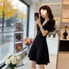 Vestido de Punto Corto con Escote en V Estilo Chanel para Mujer, Nuevo Modelo Verano 2026, Sensación de Alta Gama, Ceñido a la Cintura, Adelgazante, Elegante Vestido Corto