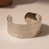 Pulseira Aberta de Metal com Padrão Estampado Transfronteiriça Europeia e Americana Leve Luxo Alta Qualidade Personalizada Moda Exagerada Joia de Mão para Mulheres
