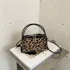 Bolso de Hombro Estilo Retro con Estampado de Leopardo para Mujer 2026 Otoño/Invierno Nuevo Bolso de Mano Versátil y Elegante Bolso Cruzado para el Trabajo