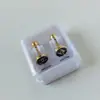 Aretes Mini Gota de Aceite Dorados de Acero de Titanio en Caja Aretes Sencillos de Tornillo Cuatro Hojas Pendientes de Marca Grande