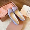 Zapatos rojos pequeños para mujer, nuevo estilo otoño e invierno 2026, suaves y elegantes, con lazo, punta redonda, boca poco profunda, zapatos de ballet tipo abuela