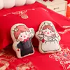 Un par de lindas muñecas de cama de boda, almohadas y cojines para cama de boda, simbolizando un matrimonio armonioso por cien años, muñecas y almohadas de cama de dibujos animados de boda