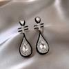Electrochapado en Oro Real, Elegantes y Lujosos Pendientes de Circonita Negra, Pendientes de Diseño Elegante de Nicho, Sentido del Diseño y Pendientes de Gama Alta