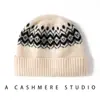Moda Nueva Otoño e Invierno 2025 Coreana Versátil para Mujer Gorro de Cúpula de Ganchillo Cálido Grueso Simple Suave a la Moda con Protección para las Orejas