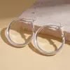 Pendientes de Aro Redondos Metálicos Cepillados Estilo Europeo y Americano Electrochapados en Oro Real de 18 Quilates con un Toque de Lujo de Nicho y Elegancia Minimalista