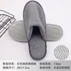 Pantuflas desechables de algodón y lino con base antideslizante para hotel Artículos de tocador desechables para hotel Personalización de pantuflas desechables para casa de huéspedes