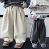 Calça Jeans Casual da Moda Lavada de Algodão Cor Sólida Nova para Meninos Primavera e Outono 2026 Nova Calça Jogger de Perna Larga Tendência