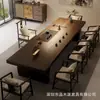 Mesa de chá sólida em madeira, estilo wabi-sabi inspirado no Zen, com base irregular e tampo espesso, combinada com um novo conjunto de mesas de chá estilo chinês para salas de chá grandes