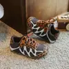 Sapatos para Meninas 2026 Outono Novo Estilo Moda Infantil Estampa de Leopardo Tênis Esportivo Meninas Sola Macia Leve Sapatos Forrest Gump Crianças Maiores