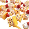 Brinquedo de Comida Brilhante Bolo de Morango com Creme Material DIY Cola de Creme Capa de Celular Acessórios de Joalheria Broche de Cabelo Artesanal Joias
