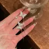 Brincos de Borboleta Assimétricos com Franjas de Diamante Inteiro, Brincos de Zircônia Super Brilhantes, Design de Nicho, Versátil, Luxo Leve, Brincos de Alta Qualidade