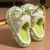 Novas pantufas peludas com laço transfronteiriças para mulheres, outono e inverno, solado grosso, quentes, antiderrapantes, de algodão para casa, estilo para meninas de interior