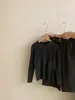 Novo look de outono para meninas: um top de tricô com gola redonda, estilo retrô e modelagem afunilada, combinado com calças largas e soltas - um conjunto de duas peças