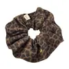 Nuevo Scrunchie de Ante con Estampado de Leopardo Retro para Otoño e Invierno con un Toque de Lujo, Goma para el Cabello con Etiqueta Dorada para Cola de Caballo, Accesorio para el Cabello para Mujer