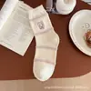 Calcetines Cálidos de Terciopelo Otoño e Invierno para Mujer Estilo Coreano Color Contrastante Lindo Gato de Dibujos Animados Oso Bordado Calcetines de Media Pantorrilla para Niñas Calcetines de Felpa de Cachemira