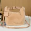 Bolso bandolera de peluche en stock, bolso de mano elegante para mujer para otoño e invierno, bolso tote de peluche versátil, bolso de mano plisado lindo y único