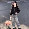 Temporada de primavera y otoño, pantalones de mezclilla versátiles para niños mayores, conjunto de princesa estilo coreano con retazos de encaje y chaqueta con orejas de conejo, un conjunto de dos piezas para niñas