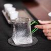 Taza de fondo cuadrado de vidrio de borosilicato con patrón de martillo, asa de cuatro colores, dispensador de té de vidrio, patrón de martillo cuadrado, Taza de Feria de Vidrio